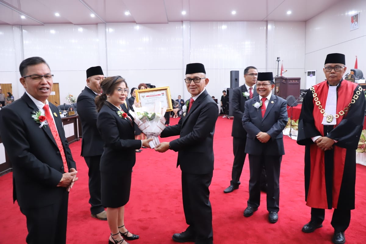 Pj. Bupati Minahasa Tenggara Serahkan Piagam Penghargaan kepada Anggota DPRD Periode 2010-2024