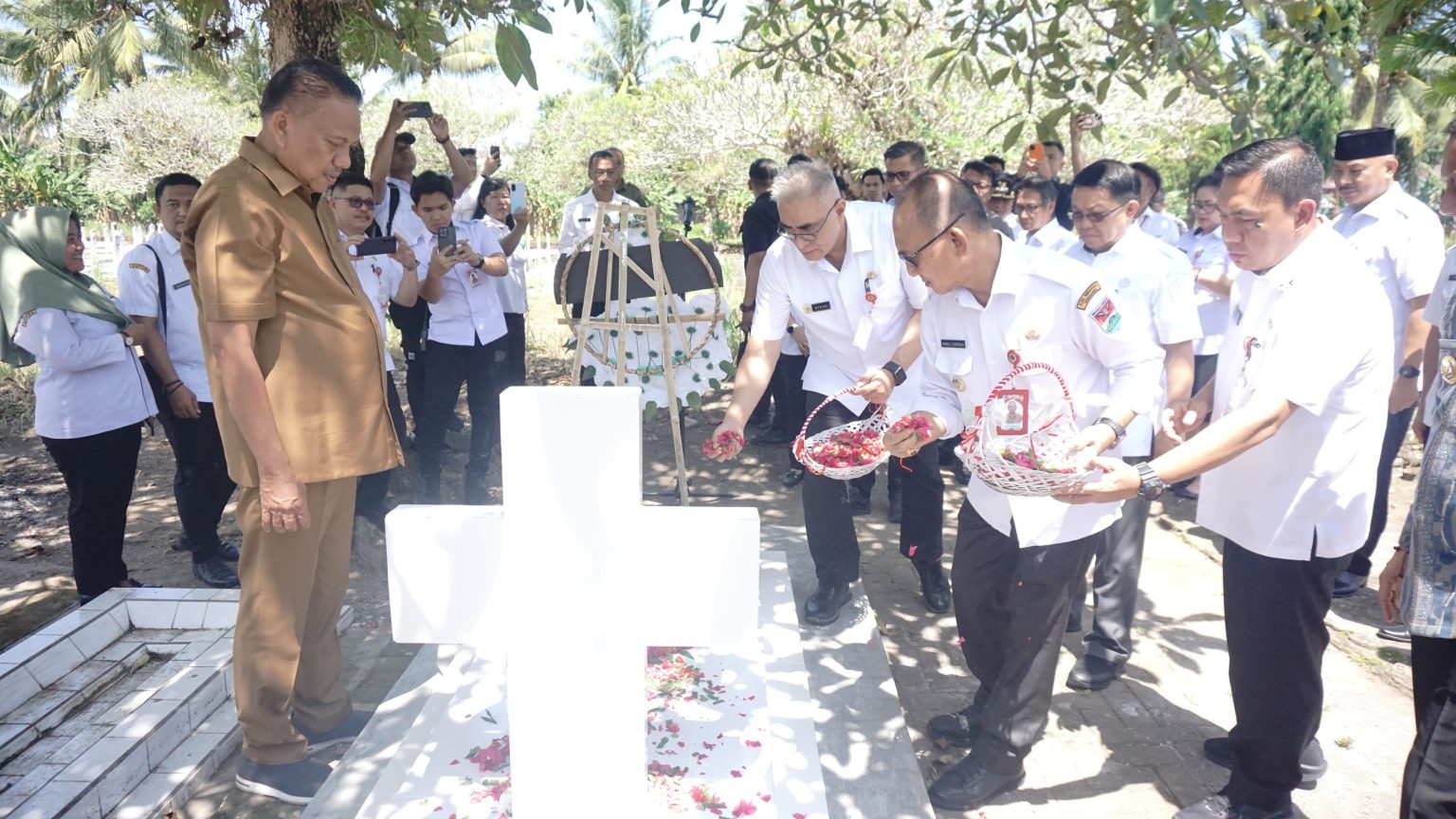 Pj. Bupati Minahasa Tenggara Ikuti Ziarah di Makam C.J. Rantung