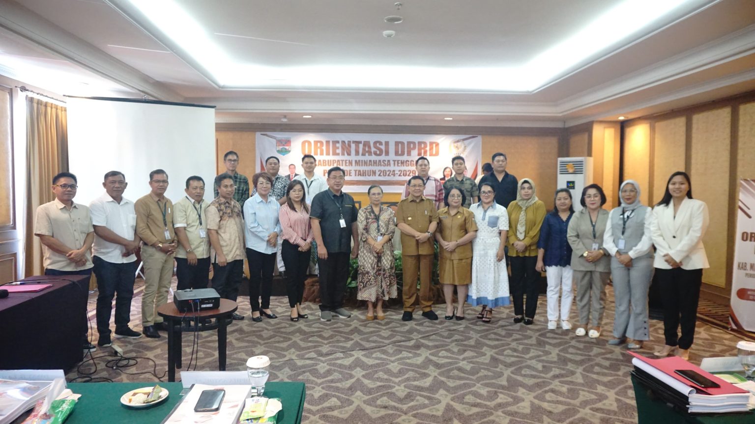 Pj. Bupati Mitra Dr. Denny Mangala, M.Si membuka kegiatan Orientasi DPRD Kab. Minahasa Tenggara periode tahun 2024-2029