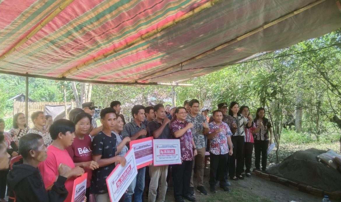 Bupati Denny Mangala Serahkan 16 Unit Rumah BSPS Bagi Masyarakat Penerima Bantuan di Kecamatan Pusomaen