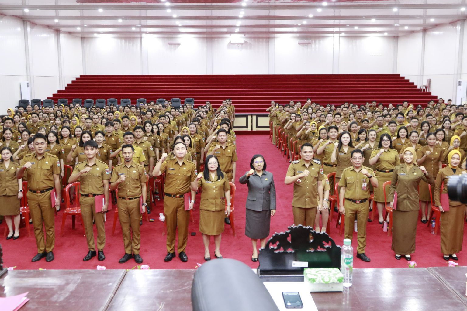 Bupati Ronald Kandoli Serahkan SK kepada 350 CPNS Mitra