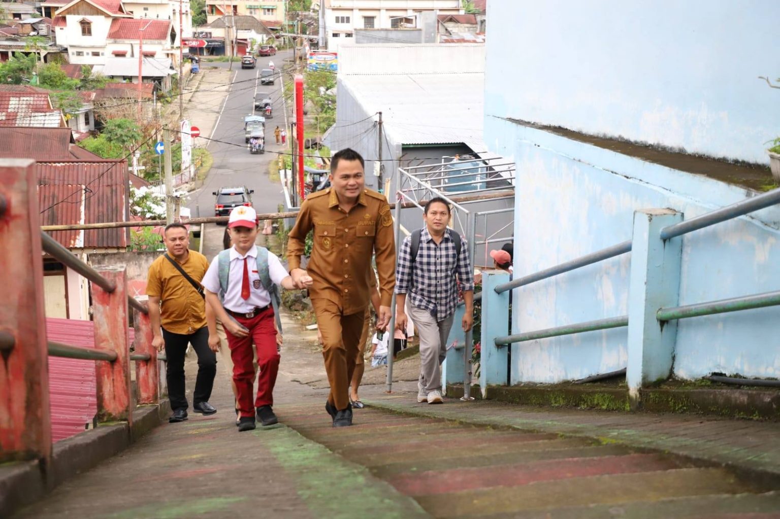 Jadi Teladan, Bupati Ronald Kandoli Antar Anak di Hari Pertama Sekolah