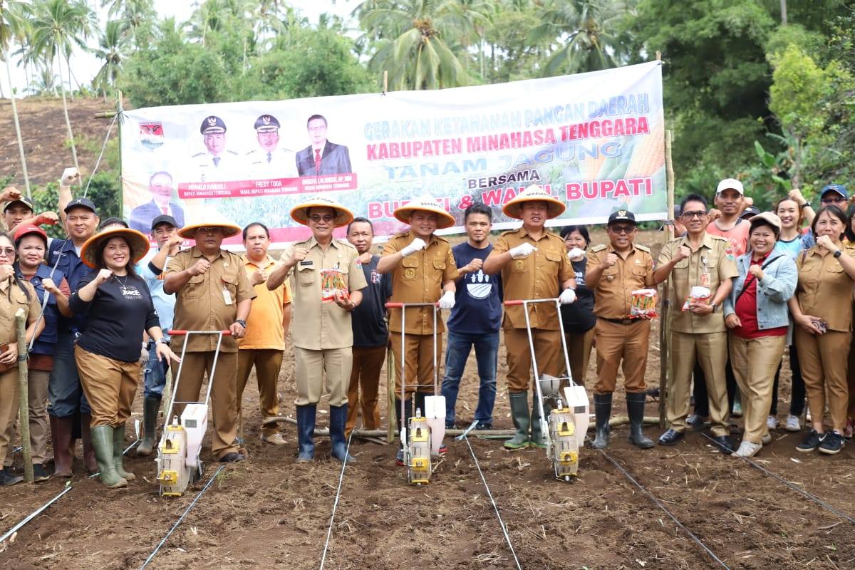 Pemkab Mitra Dukung Ketahanan Pangan, Bupati dan Wakil Bupati Pimpin Penanaman Jagung di Kebun Percontohan